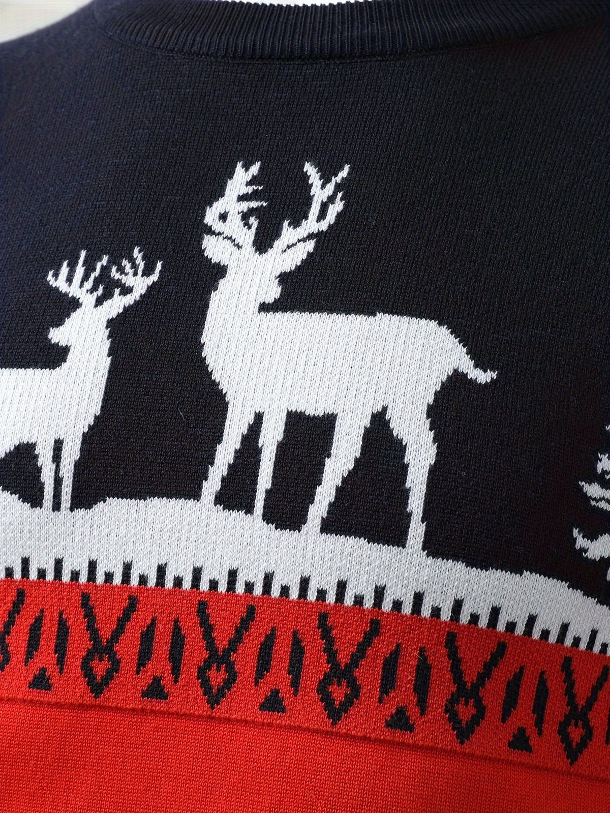 Julesweater med rensdyrmotiv, rund hals og lange ærmer til mænd