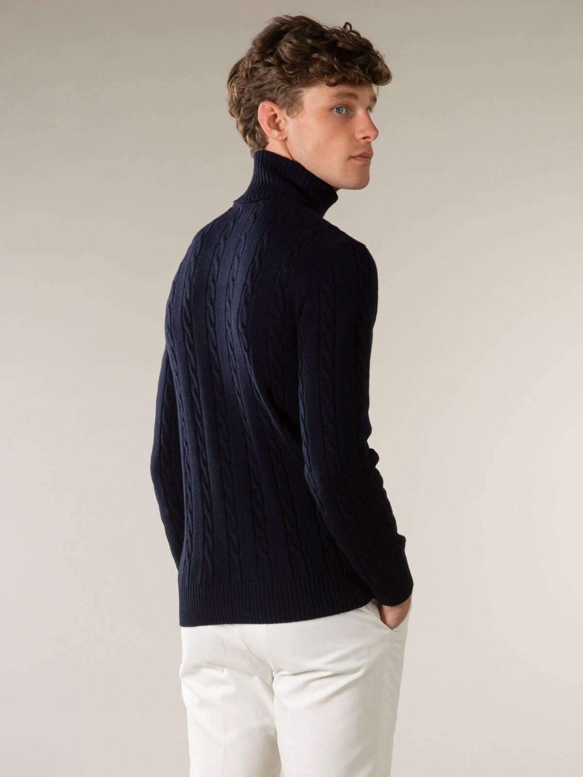 Sweater med rullekrave og kabelstrik til herre, langærmet