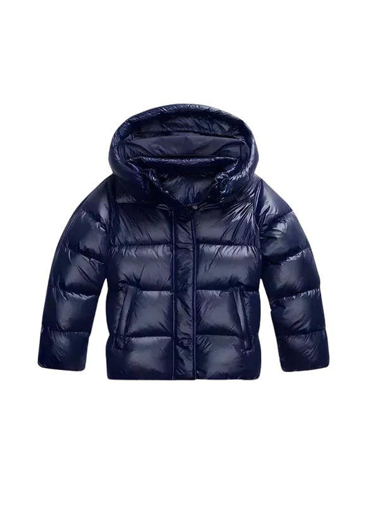 Kort puffer jakke til damer med vandret quiltning, hætte og skråtstillede sidelommer
