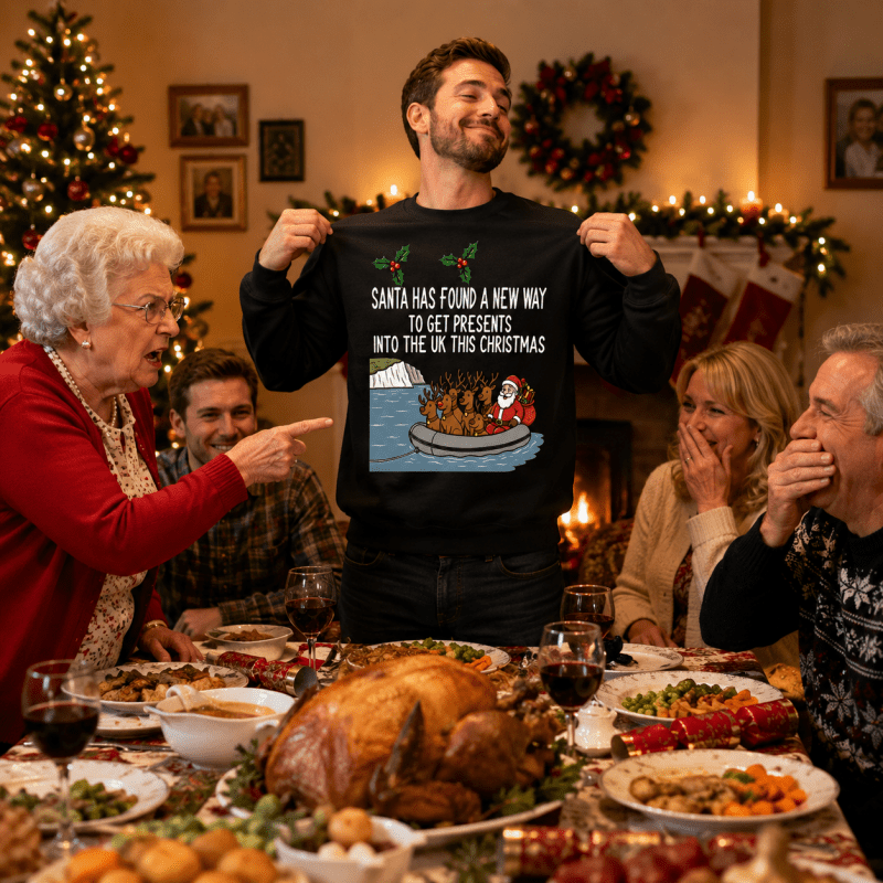Julesweater med rund hals og tryk af julemand og rensdyr i gummibåd