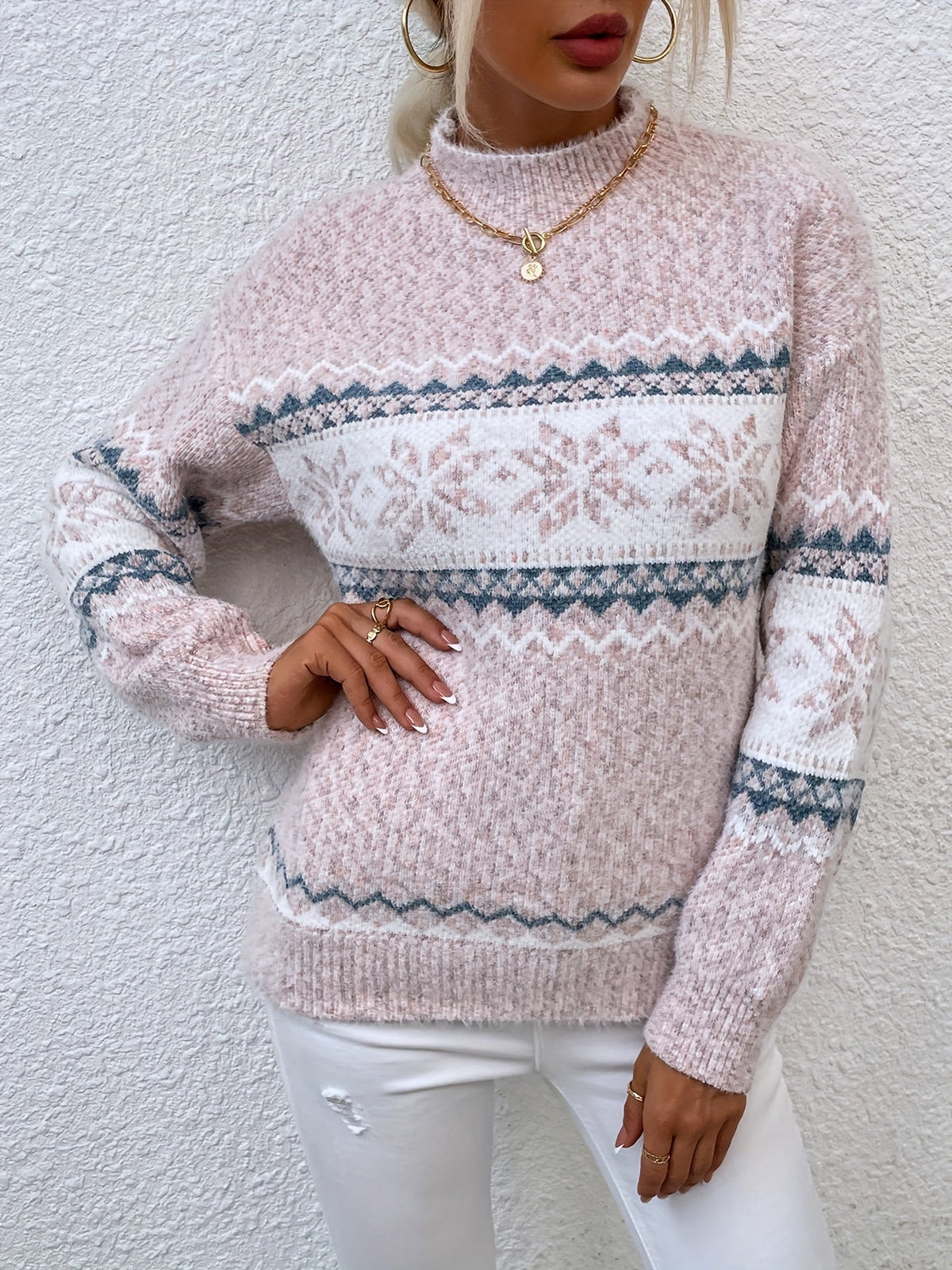 Julesweater dame med snefnugmønster, høj krave og lange ærmer