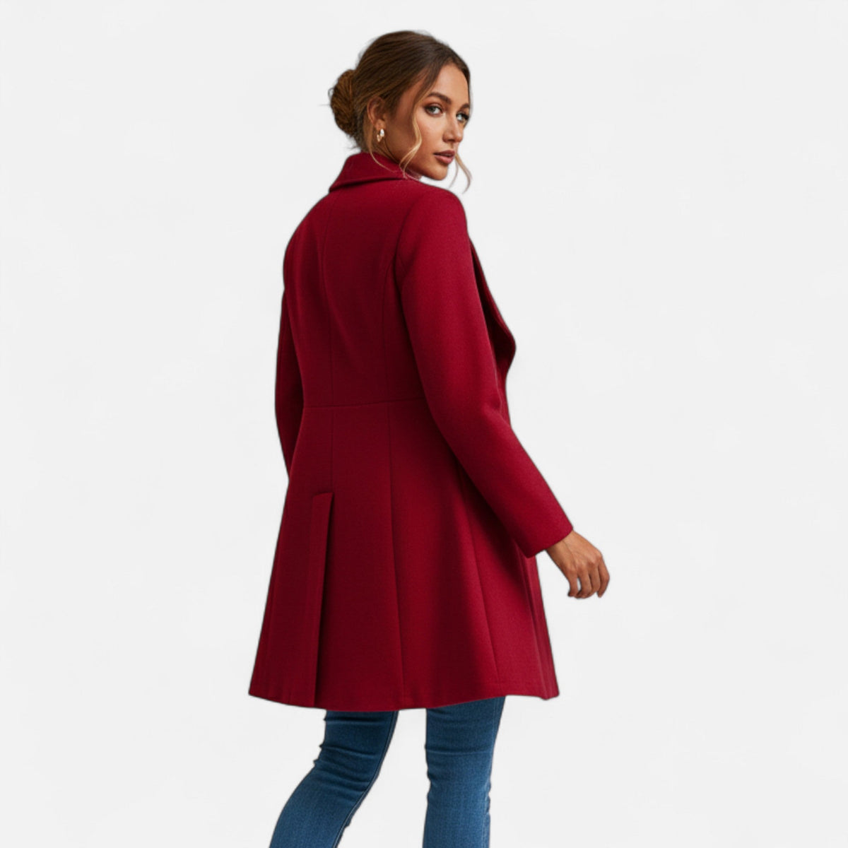 Frakke dame med stor revers, taljeret pasform og knapper