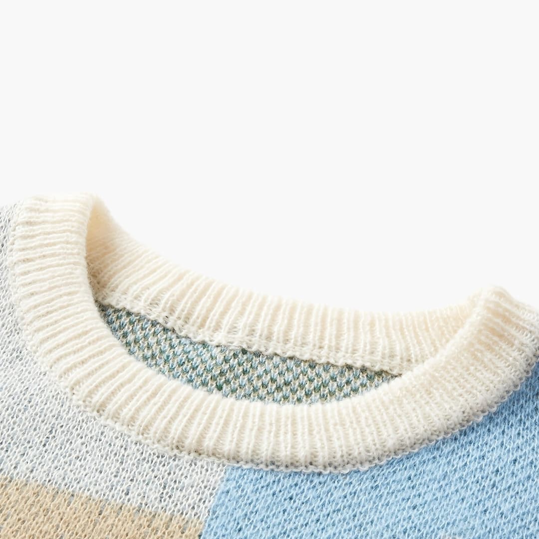 Julesweater med rund hals, bjørnemotiv og juletræ i strik
