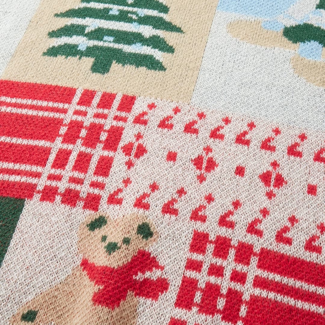 Julesweater med rund hals, bjørnemotiv og juletræ i strik