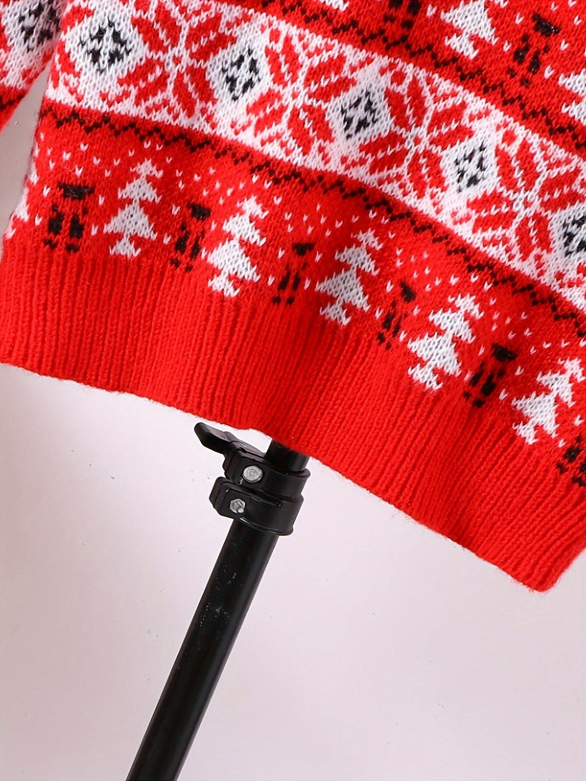 Julesweater dame med rensdyrmønster og rund hals, strikket pullover