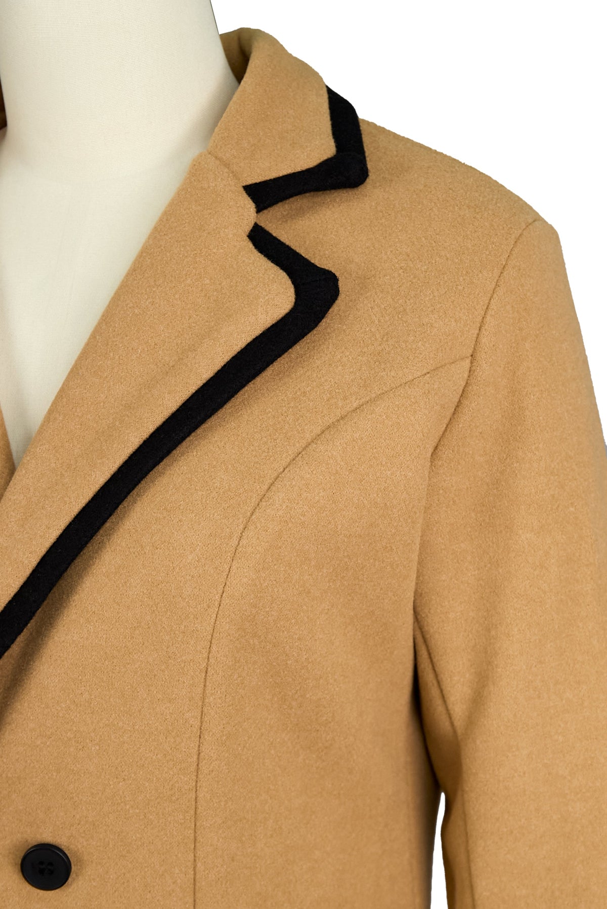 Frakke dame i halvlang model med revers og dobbeltradet lukning
