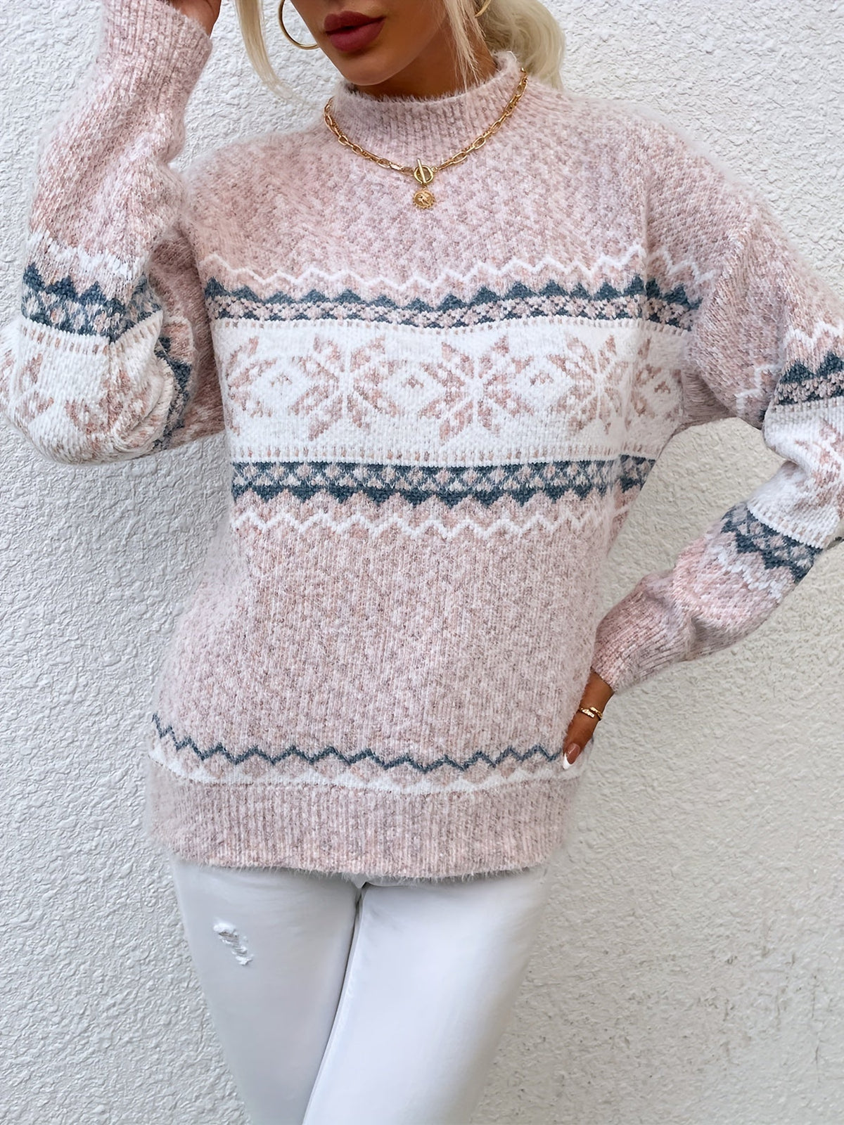 Julesweater dame med snefnugmønster, høj krave og lange ærmer