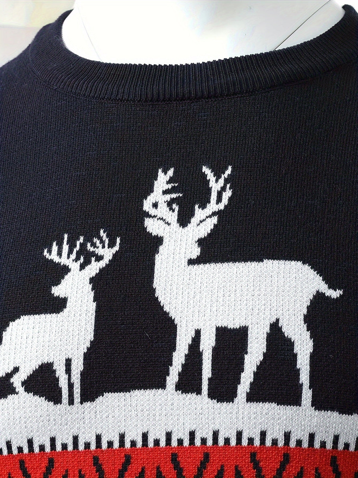 Julesweater med rensdyrmotiv, rund hals og lange ærmer til mænd