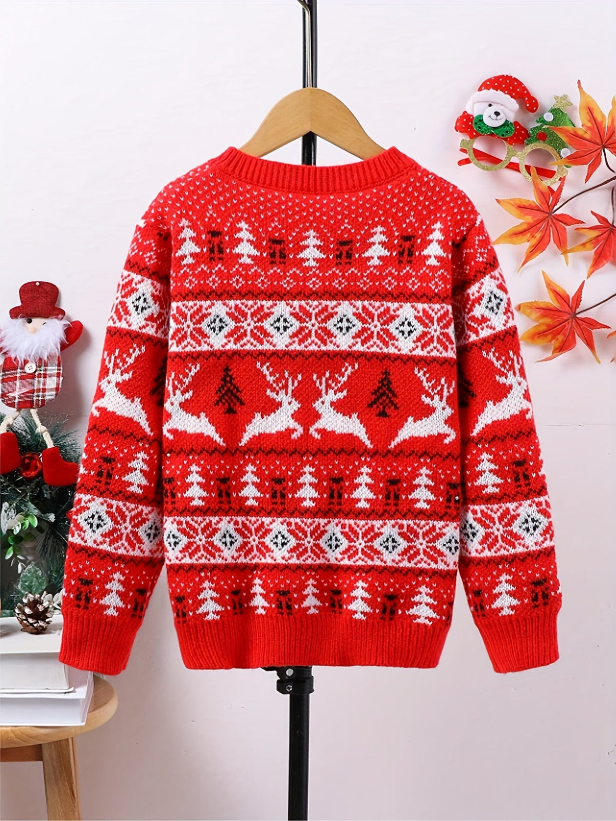 Julesweater dame med rensdyrmønster og rund hals, strikket pullover