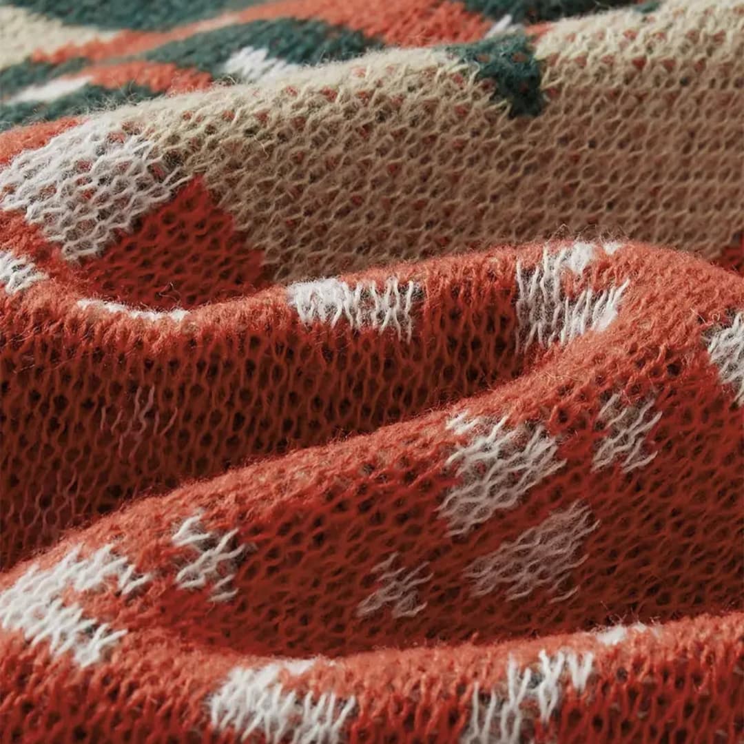 Julesweater med rund hals, bjørnemotiv og juletræ i strik