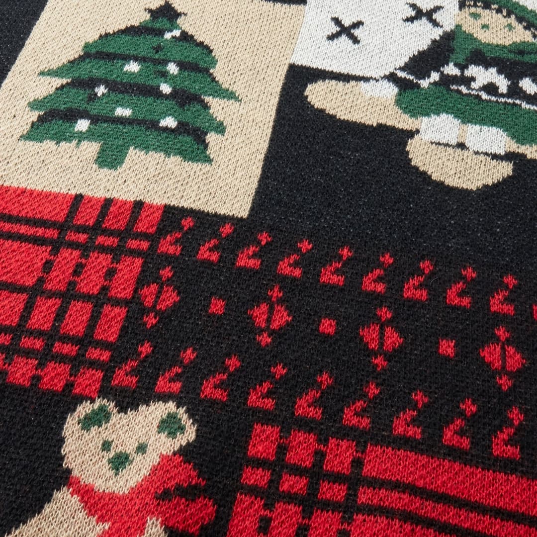 Julesweater med rund hals, bjørnemotiv og juletræ i strik