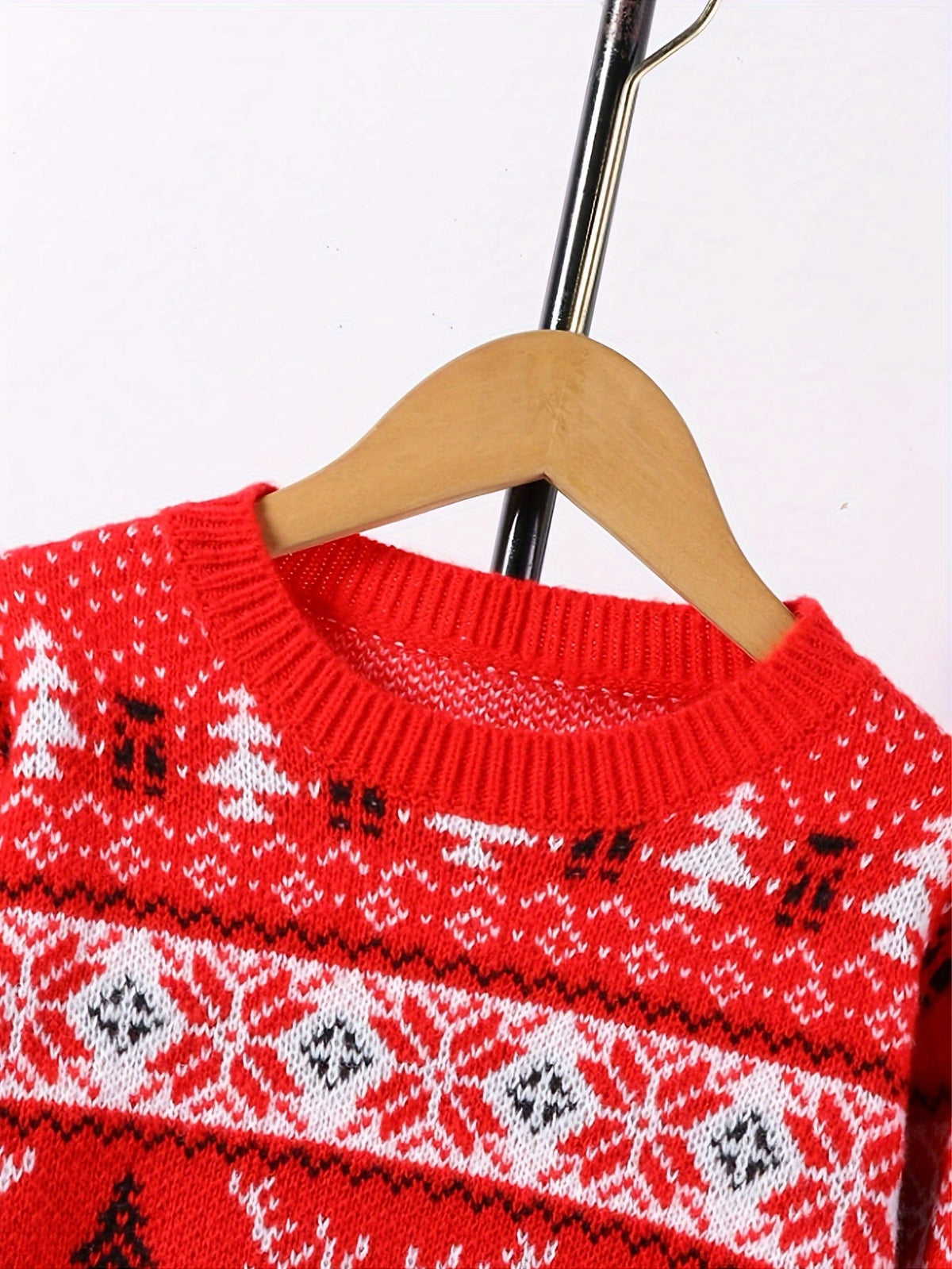 Julesweater dame med rensdyrmønster og rund hals, strikket pullover