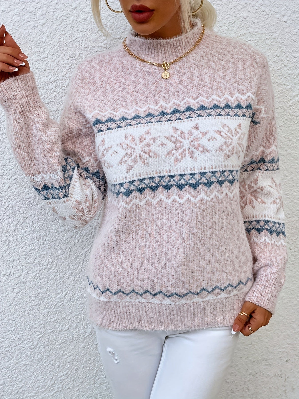 Julesweater dame med snefnugmønster, høj krave og lange ærmer