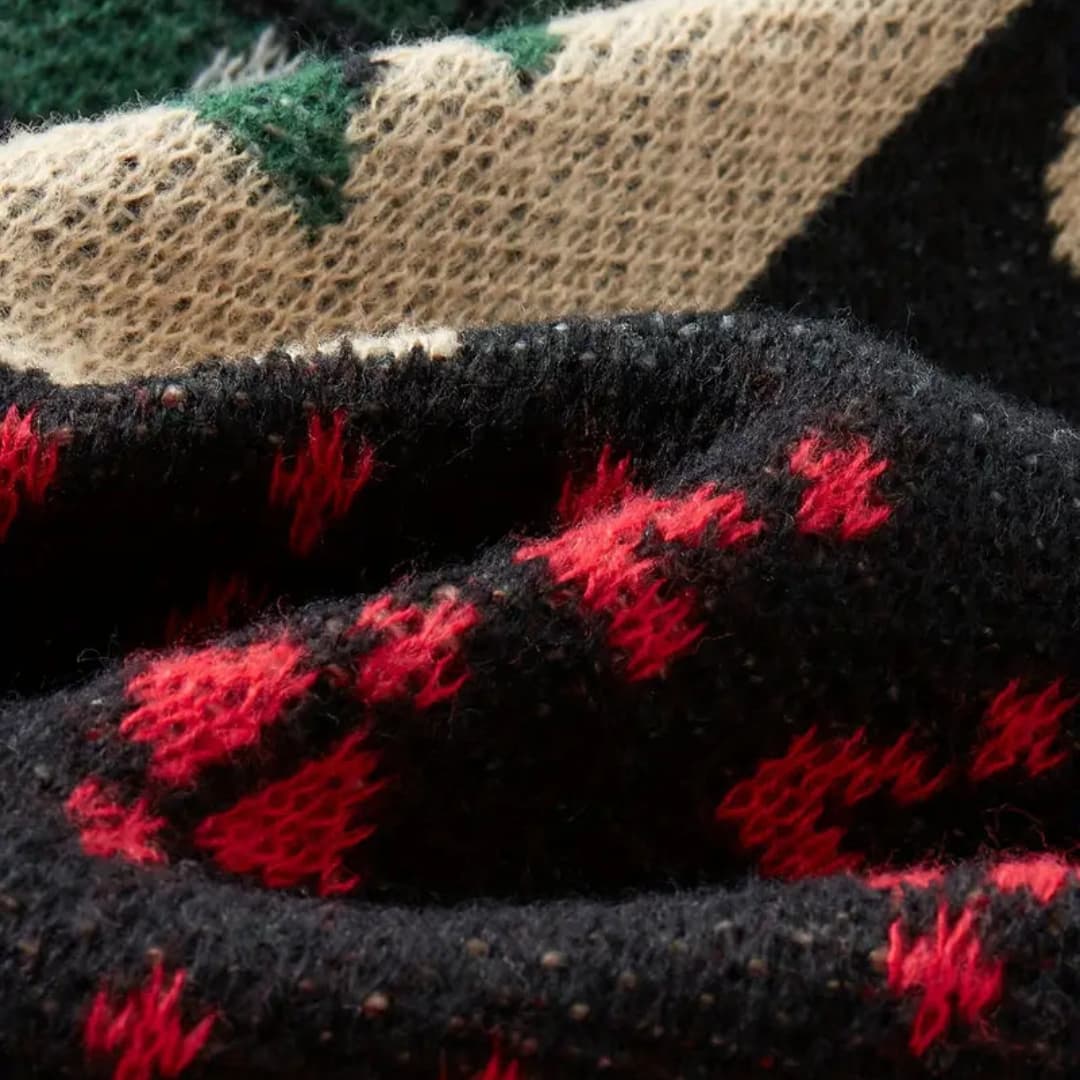 Julesweater med rund hals, bjørnemotiv og juletræ i strik