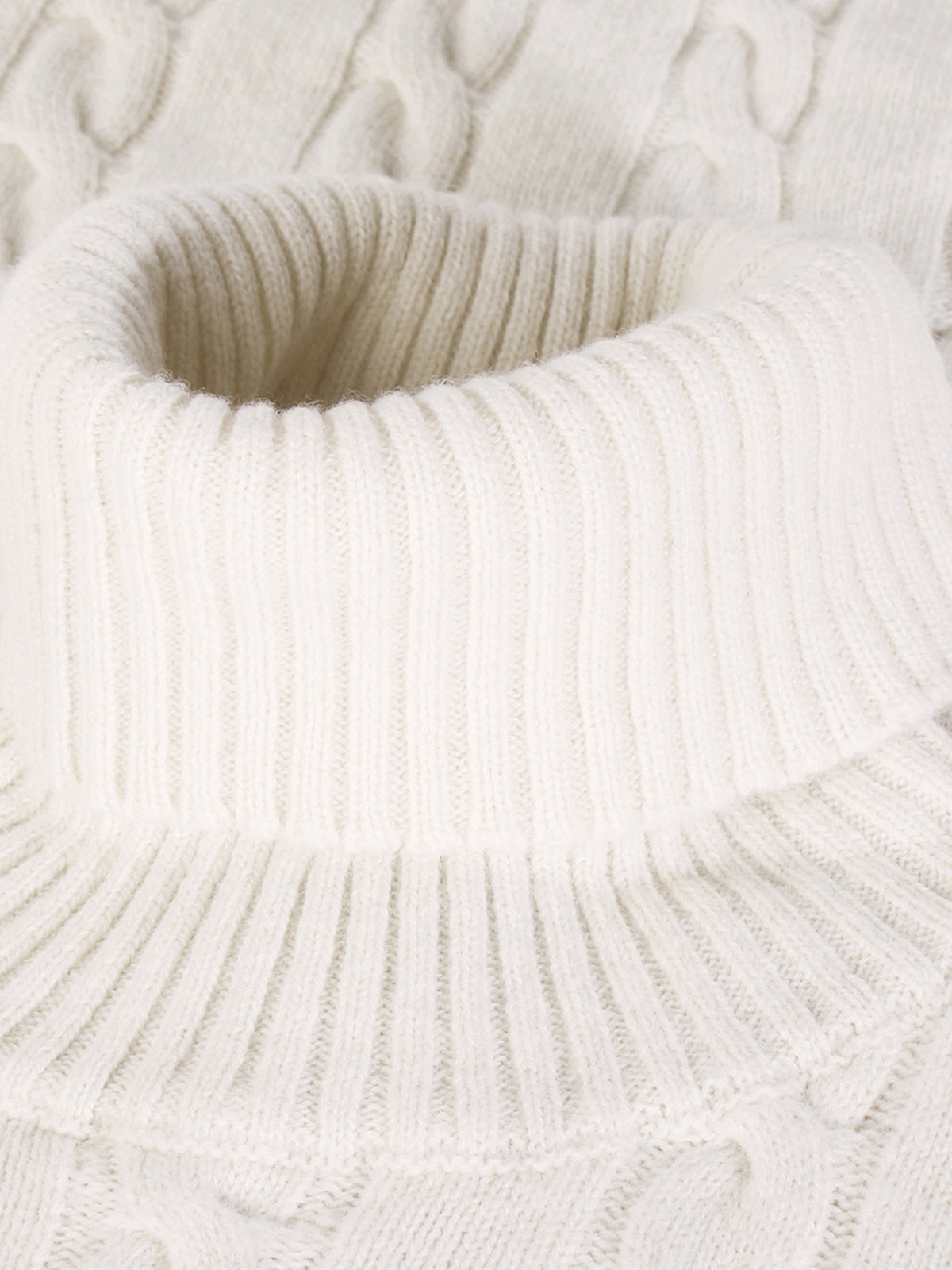 Sweater med rullekrave, kabelstrik og ribkanter til mænd – lige pasform