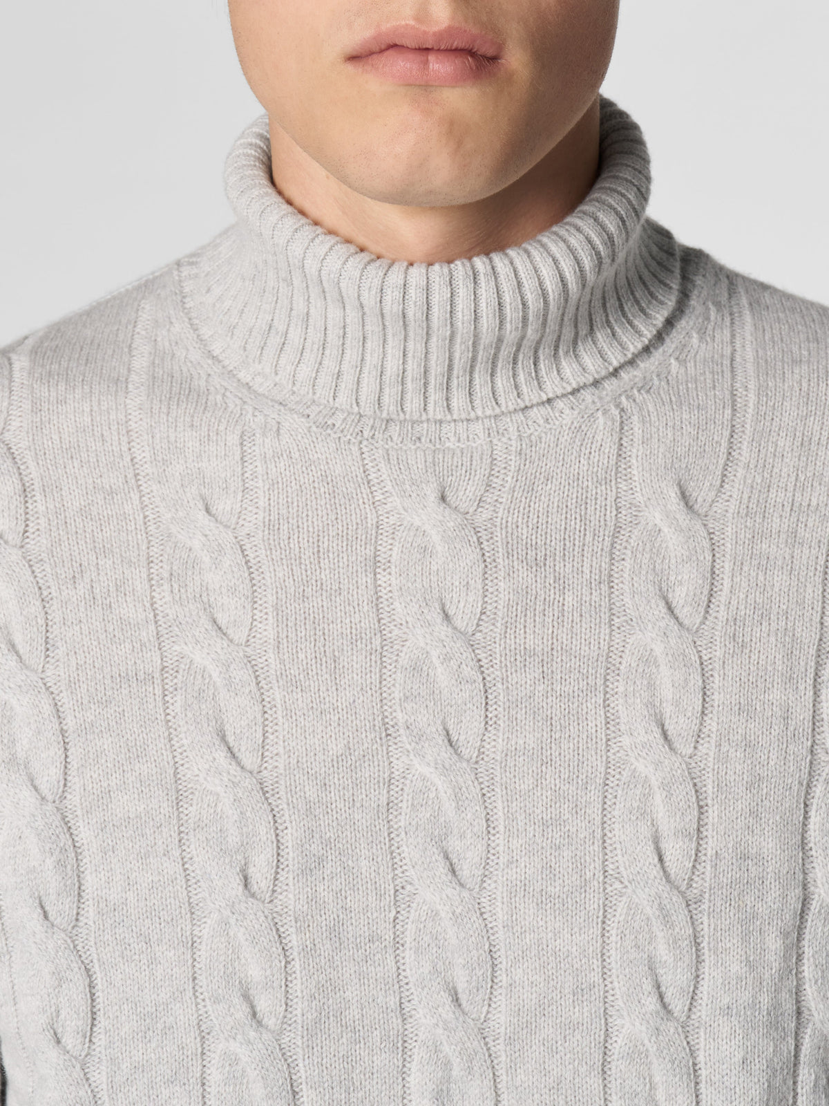 Sweater med rullekrave og kabelstrik til mænd med lange ærmer