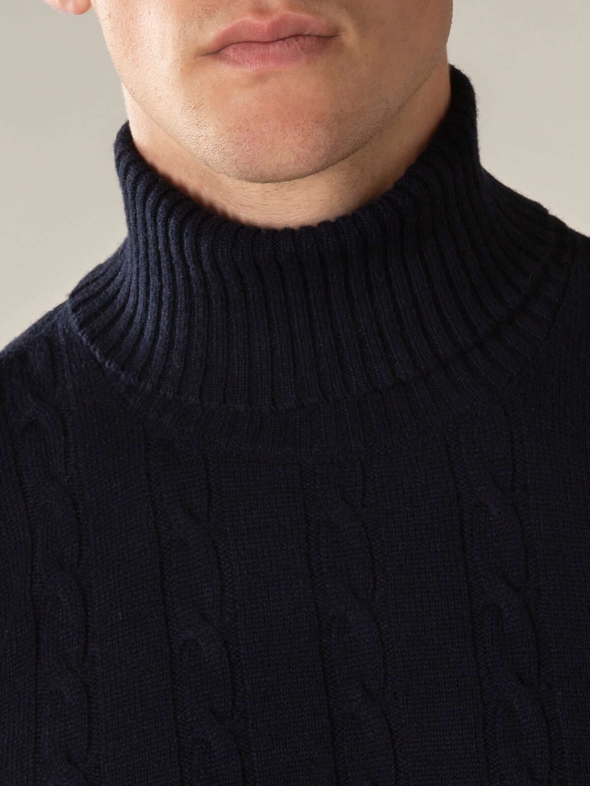 Sweater med rullekrave og kabelstrik til herre, langærmet