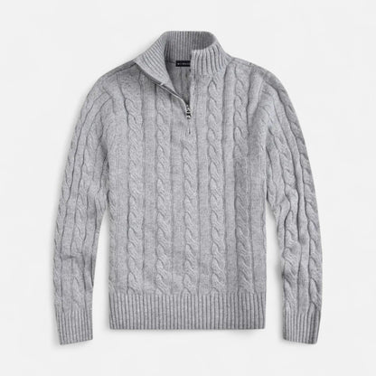 Sweater med halv lynlås, høj krave og kabelmønster samt ribstrikket bundkant til mænd