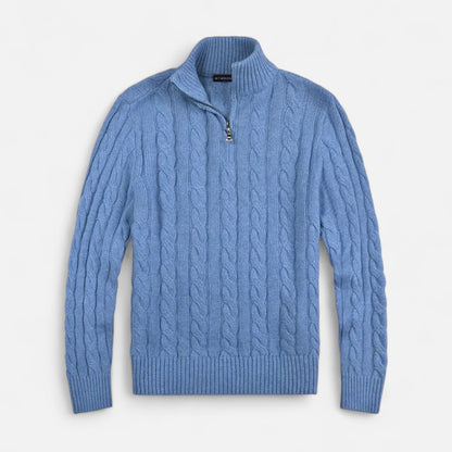 Sweater med halv lynlås, høj krave og kabelmønster samt ribstrikket bundkant til mænd