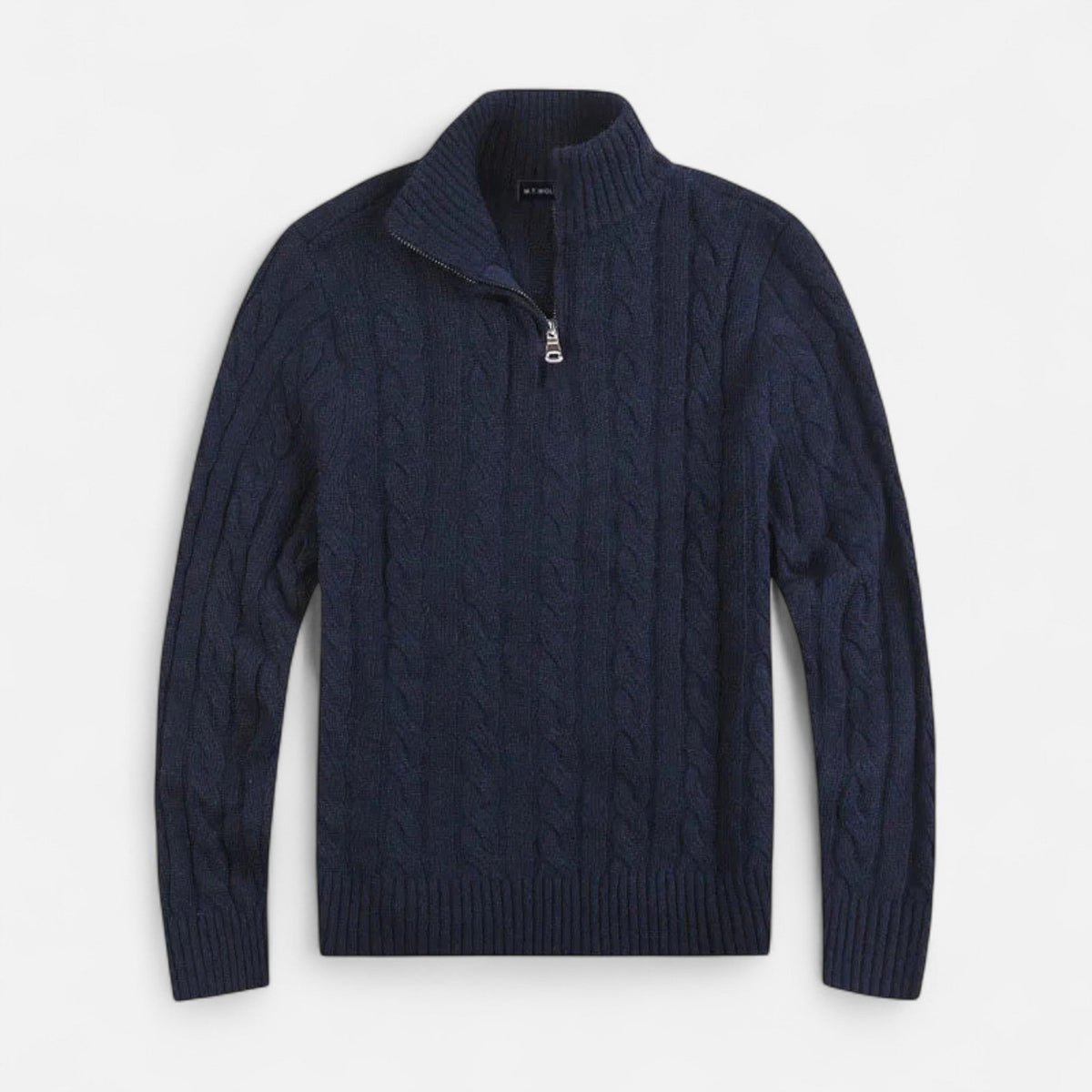 Sweater med halv lynlås, høj krave og kabelmønster samt ribstrikket bundkant til mænd