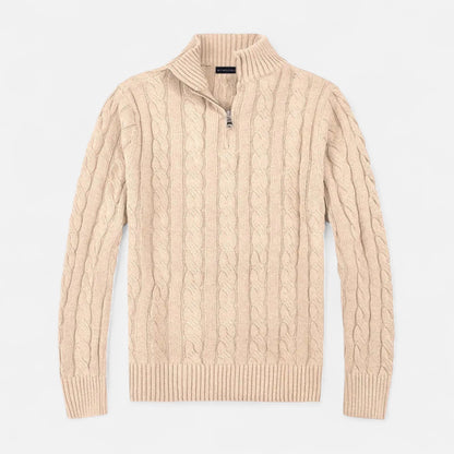 Sweater med halv lynlås, høj krave og kabelmønster samt ribstrikket bundkant til mænd