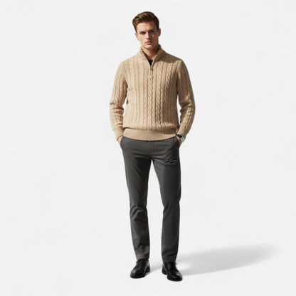 Sweater med halv lynlås, høj krave og kabelmønster samt ribstrikket bundkant til mænd