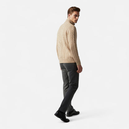 Sweater med halv lynlås, høj krave og kabelmønster samt ribstrikket bundkant til mænd
