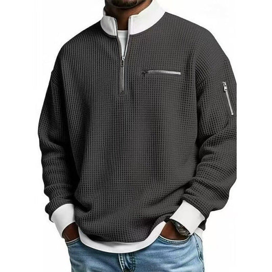 Sweater med halv lynlås, høj krave og lynlåslommer på bryst og ærme til mænd
