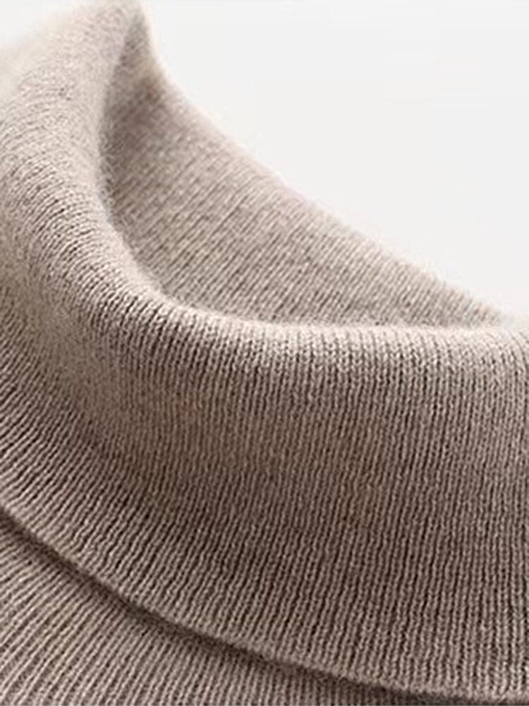 Strikket sweater med høj rullekrave, ribkanter og regulær pasform til mænd