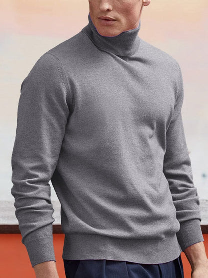 Strikket sweater med høj rullekrave, ribkanter og regulær pasform til mænd