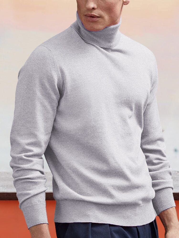 Strikket sweater med høj rullekrave, ribkanter og regulær pasform til mænd