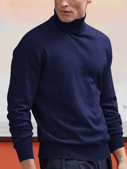 Strikket sweater med høj rullekrave, ribkanter og regulær pasform til mænd