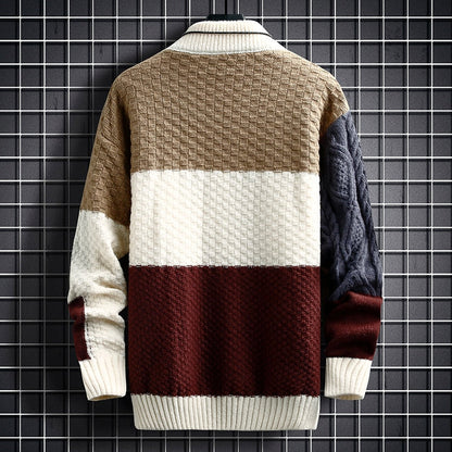 Strikket sweater til mænd med halvhøj hals og kabelstrik