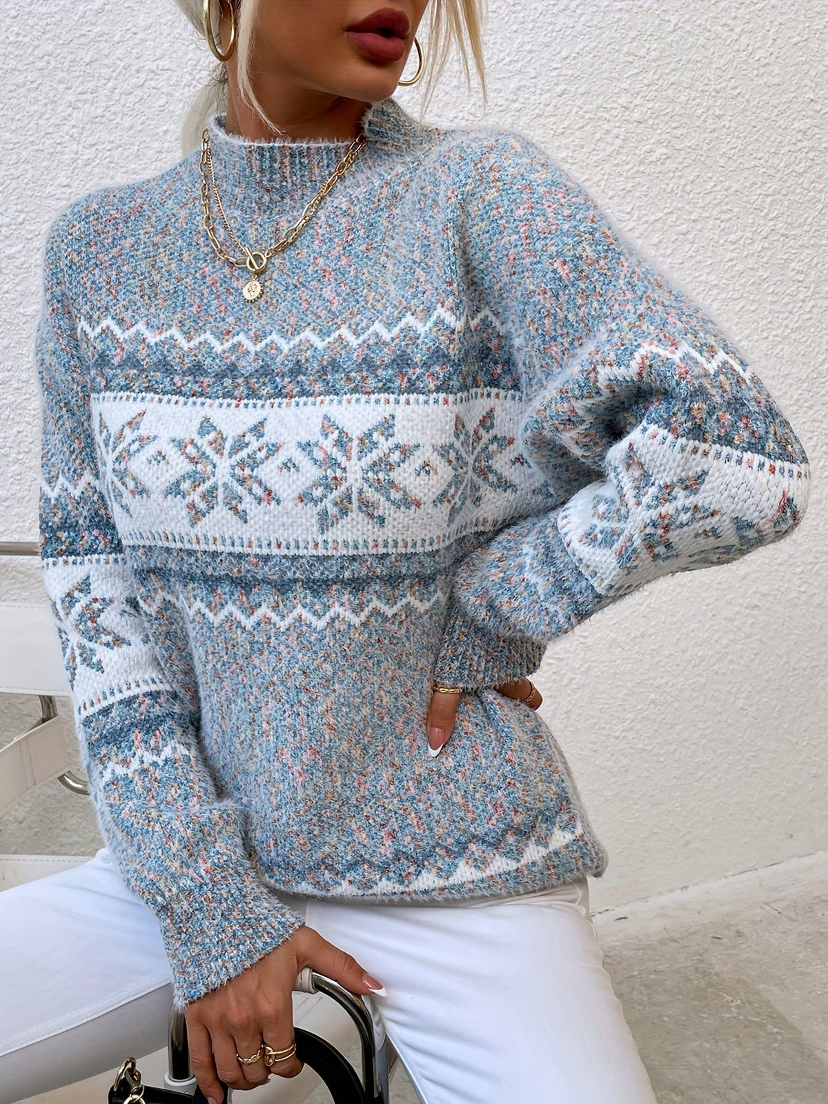 Julesweater dame med snefnugmønster, høj krave og lange ærmer