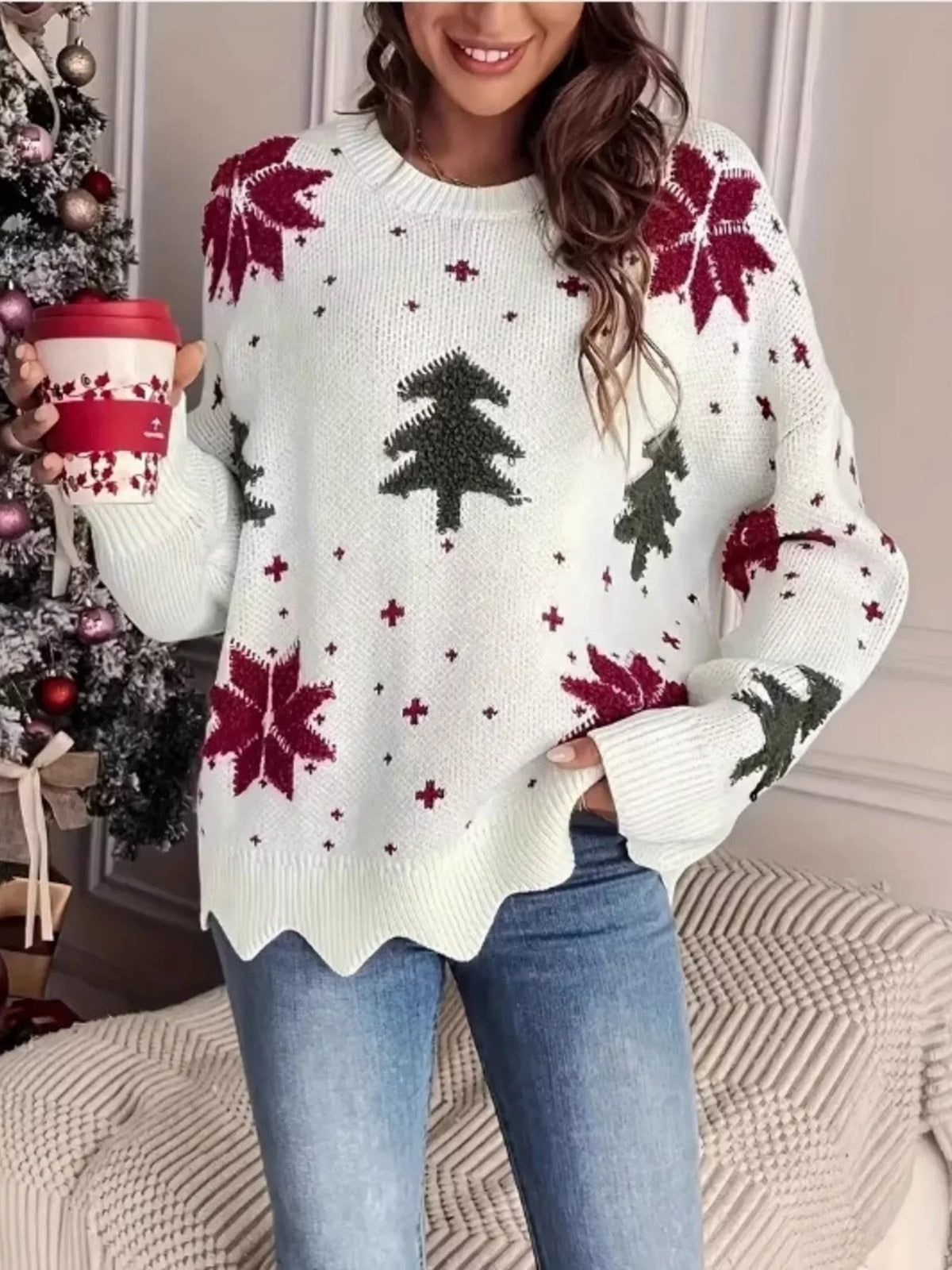 Julesweater dame med rund hals, juletræsmotiv, løs pasform og bølget bundkant