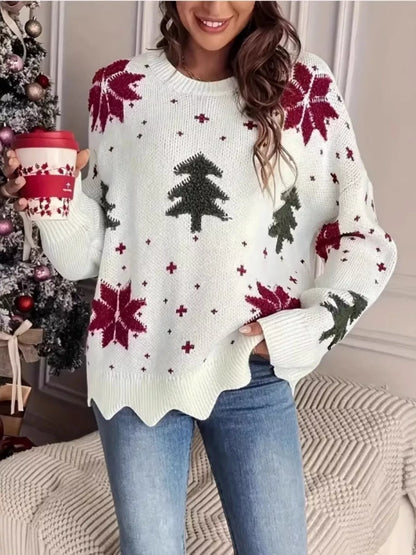 Julesweater dame med rund hals, juletræsmotiv, løs pasform og bølget bundkant