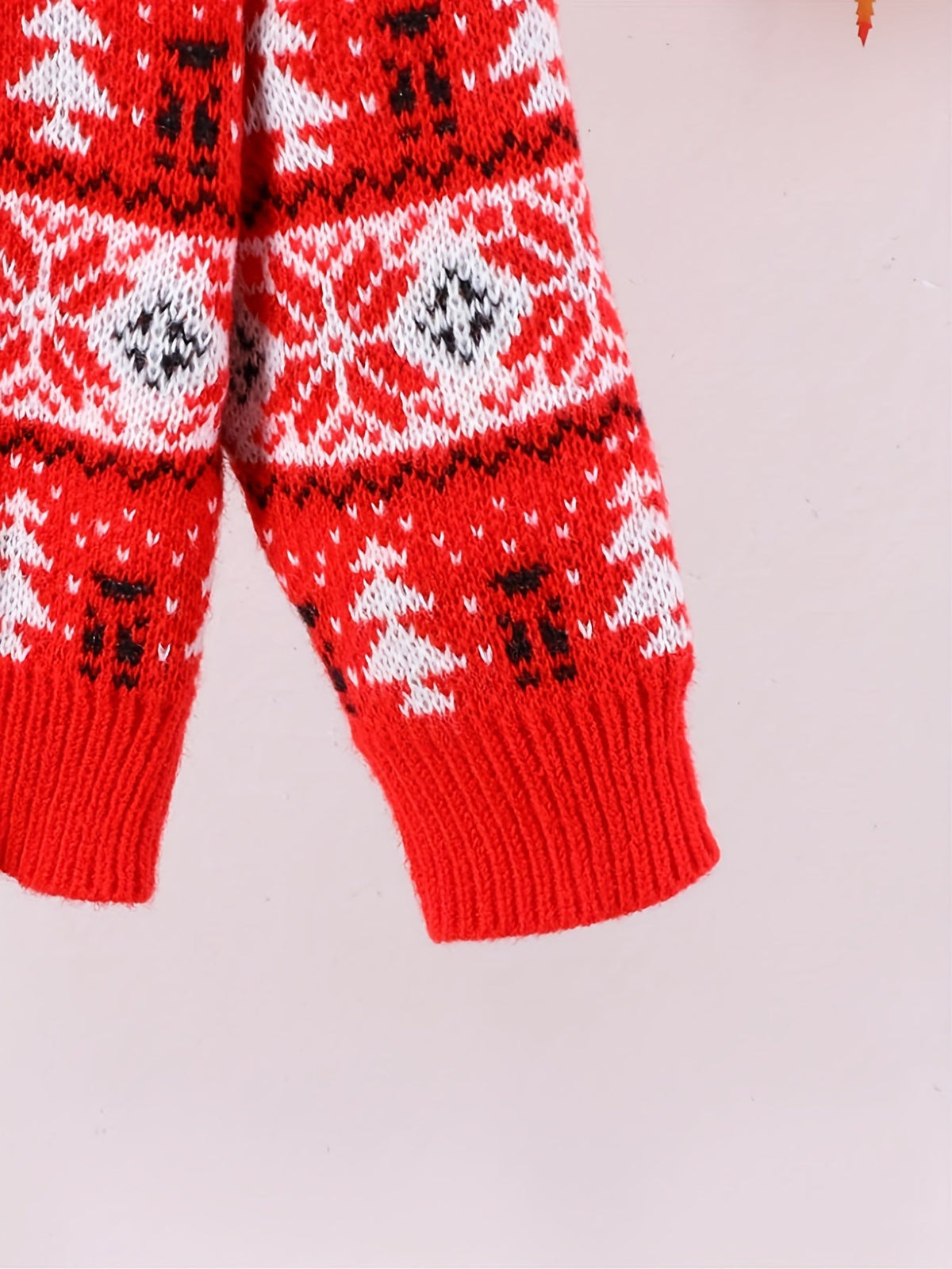 Julesweater dame med rensdyrmønster og rund hals, strikket pullover