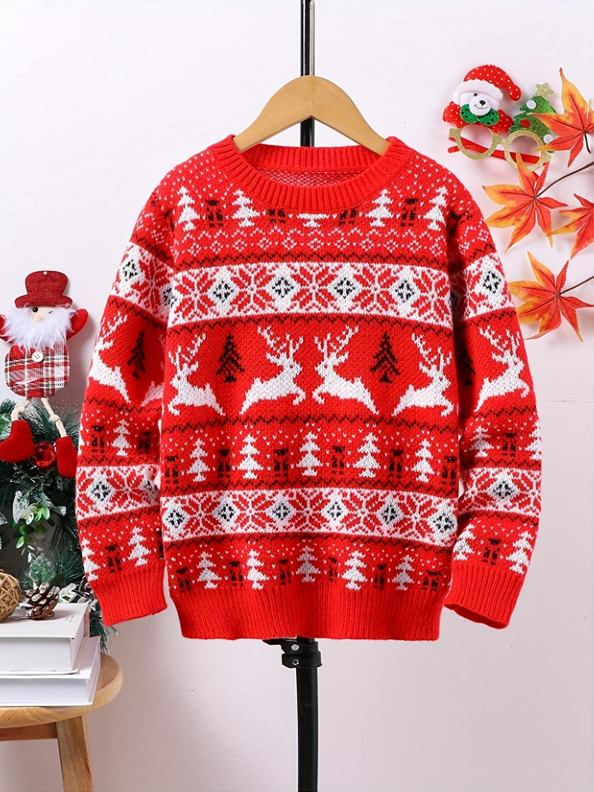 Julesweater dame med rensdyrmønster og rund hals, strikket pullover
