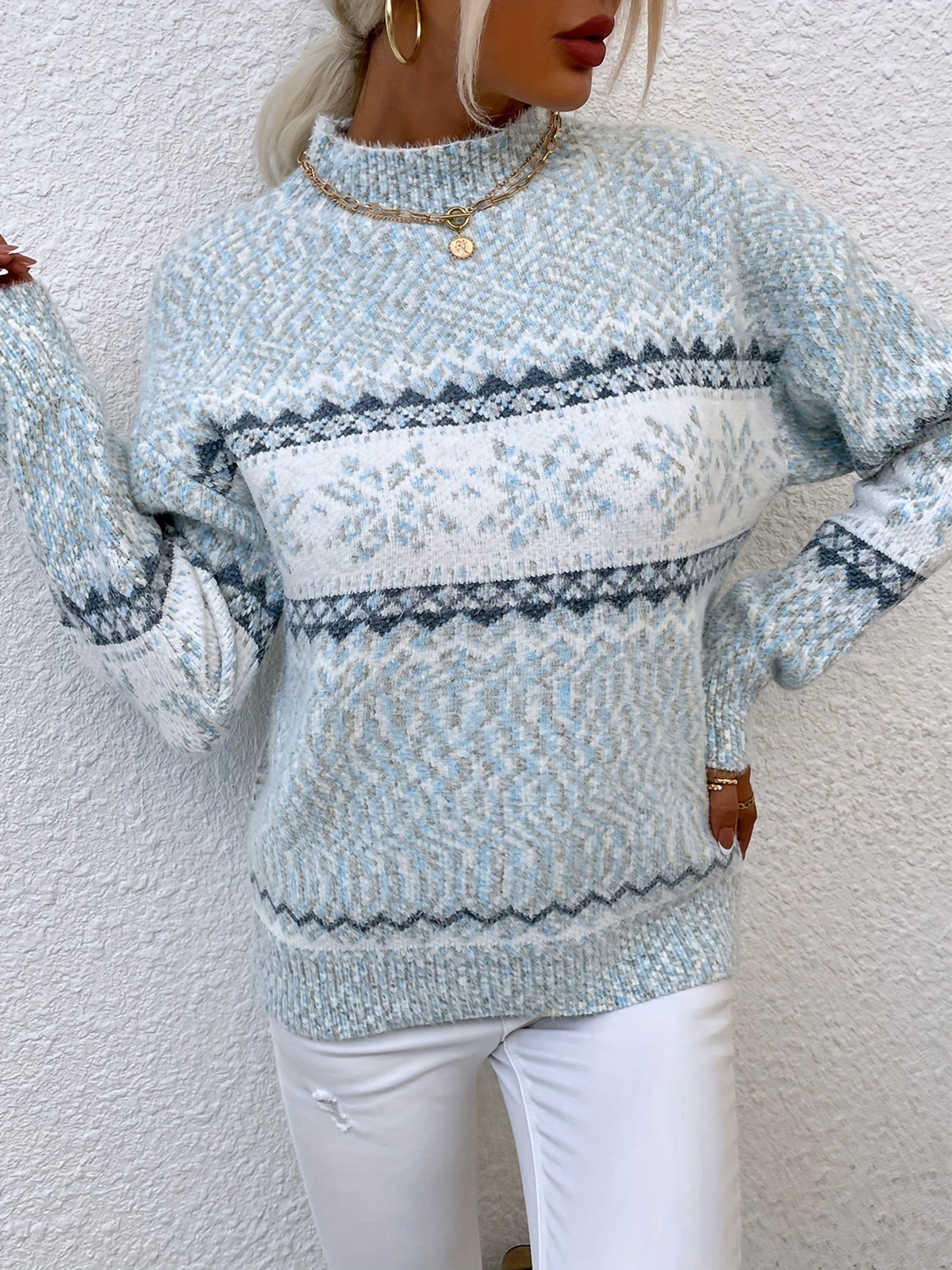 Julesweater dame med snefnugmønster, høj krave og lange ærmer