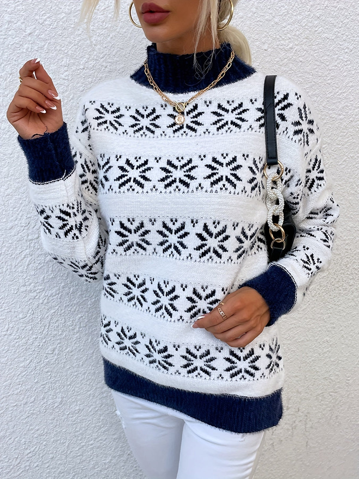 Julesweater dame med snefnugmønster, afslappet pasform og ribkanter