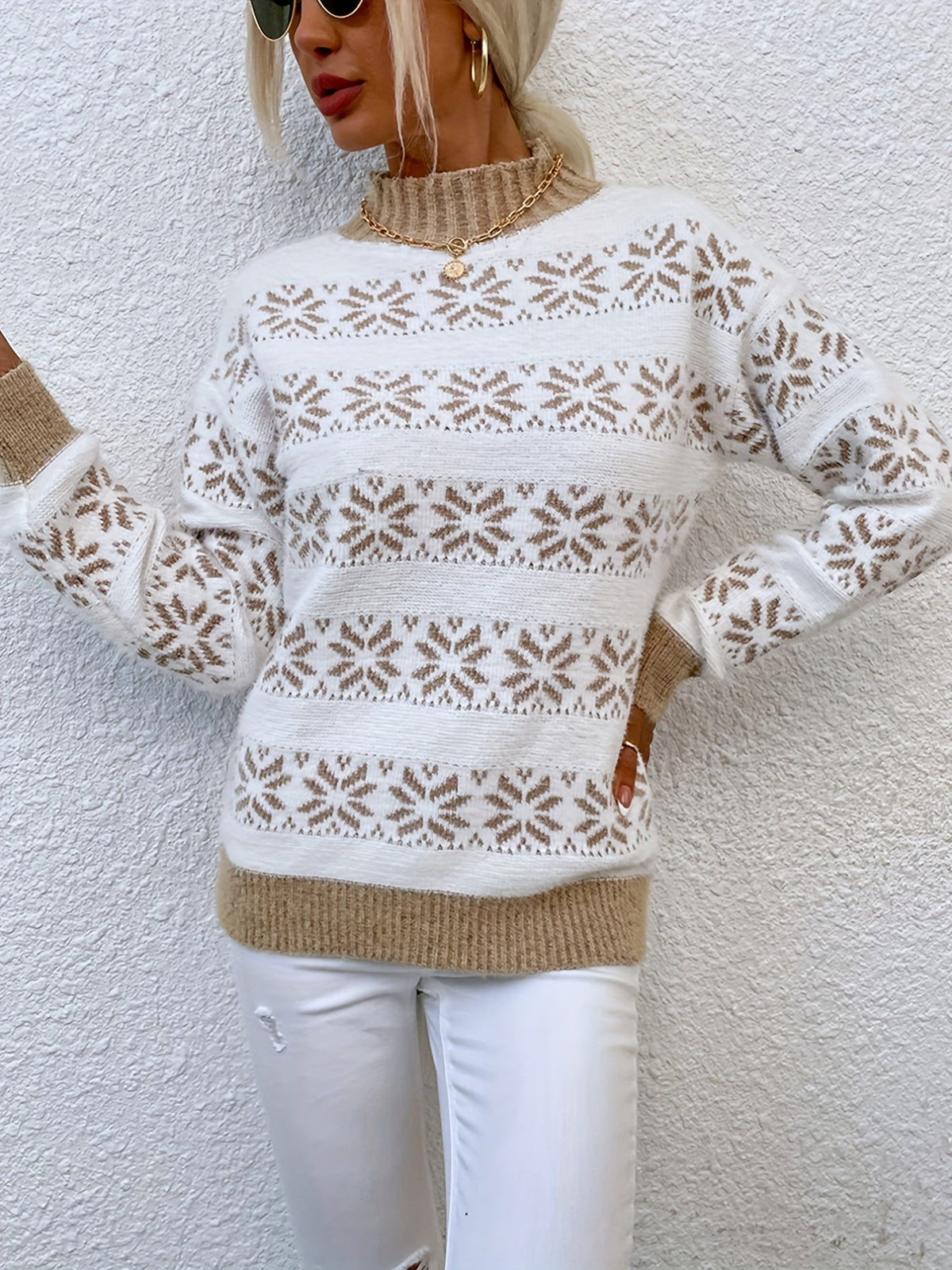 Julesweater dame med snefnugmønster, afslappet pasform og ribkanter