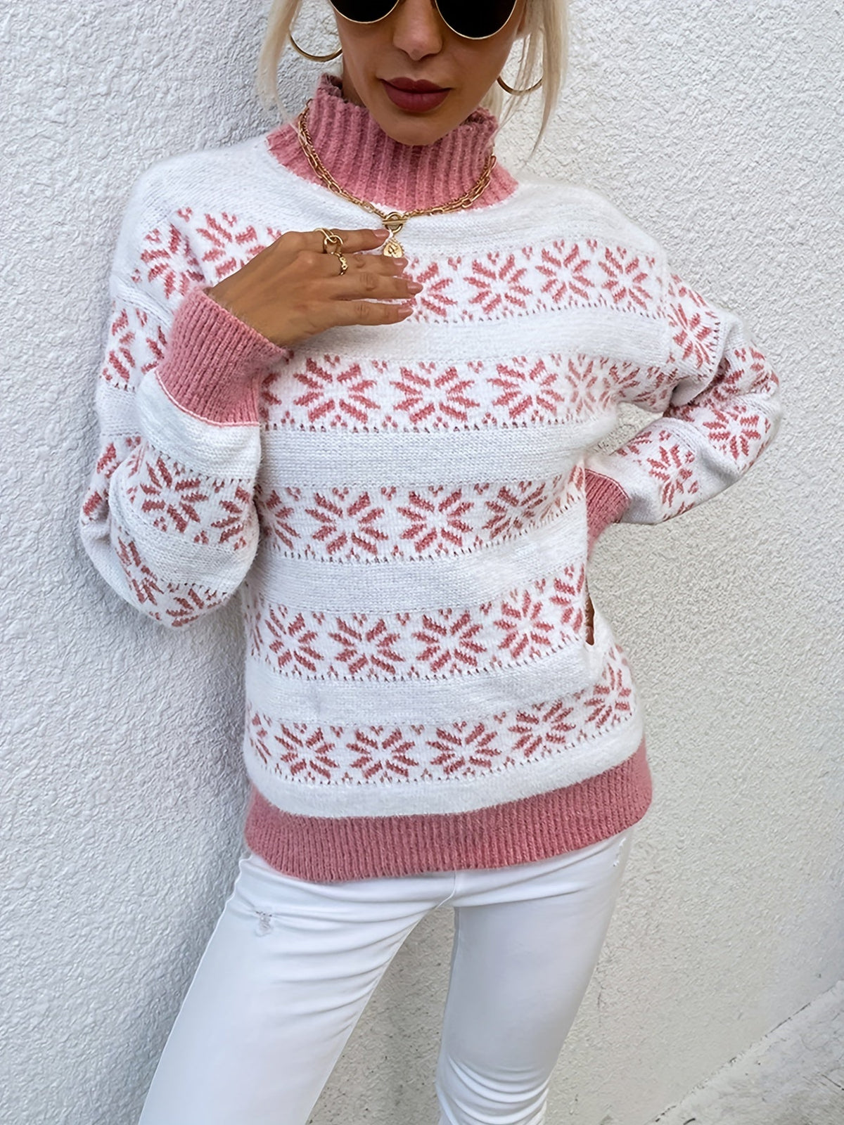 Julesweater dame med snefnugmønster, afslappet pasform og ribkanter