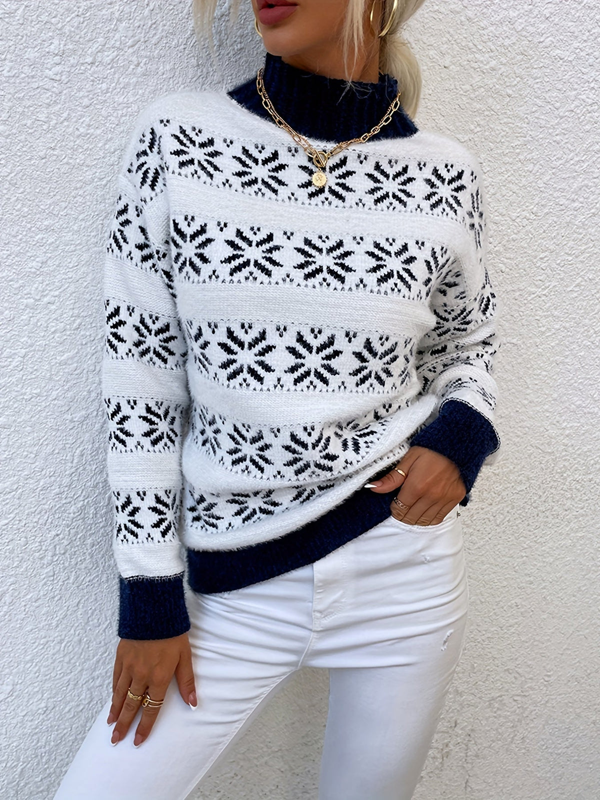 Julesweater dame med snefnugmønster, afslappet pasform og ribkanter