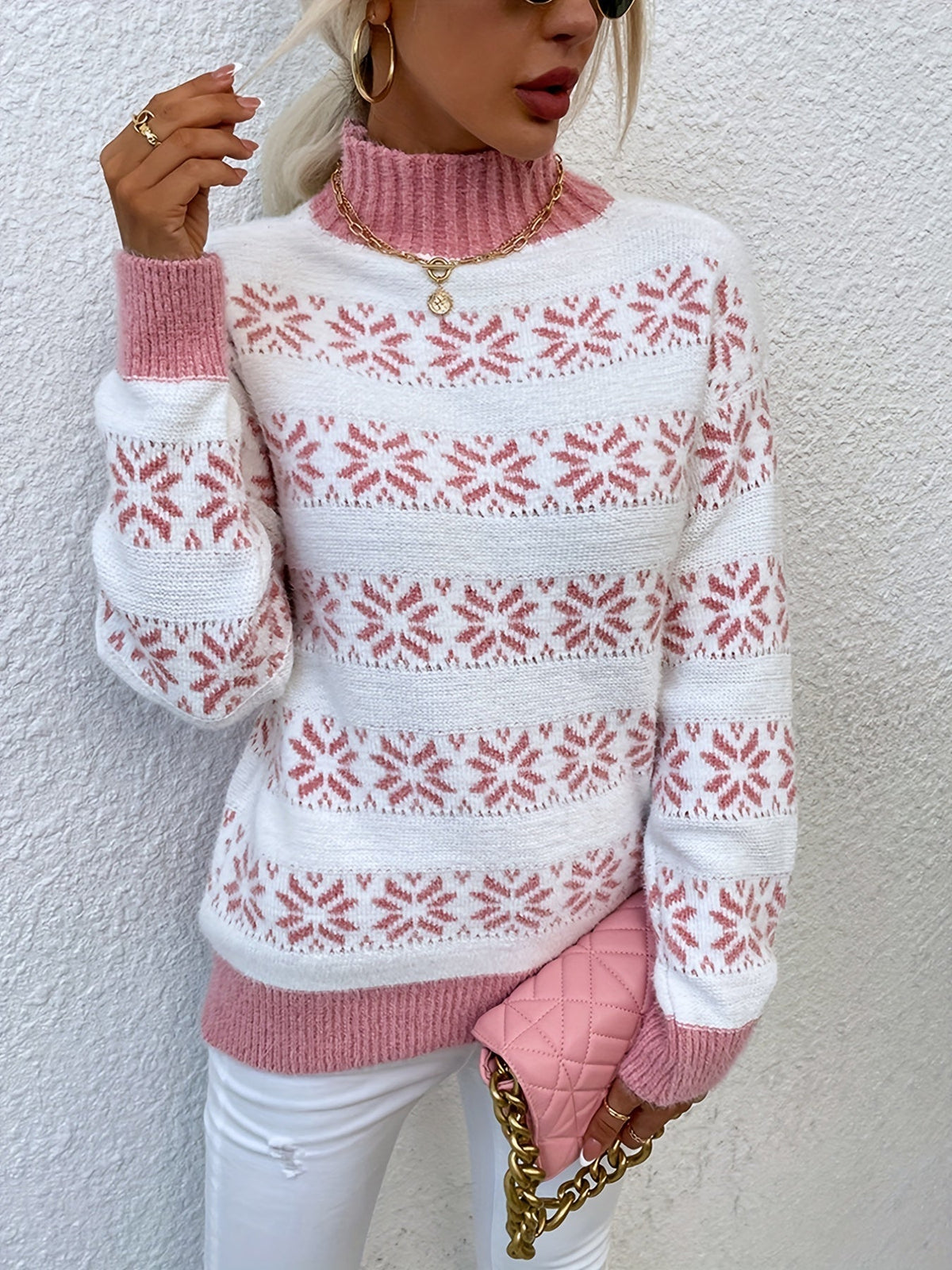 Julesweater dame med snefnugmønster, afslappet pasform og ribkanter