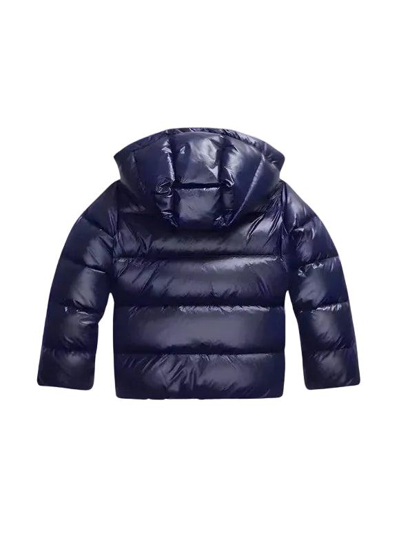 Kort puffer jakke til damer med vandret quiltning, hætte og skråtstillede sidelommer