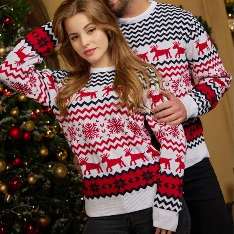 Julesweater dame med rensdyr og snefnug, rund hals og lange ærmer