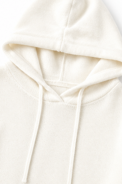 Hoodie til damer med V-hals, hætte og dropped shoulders i oversized pasform