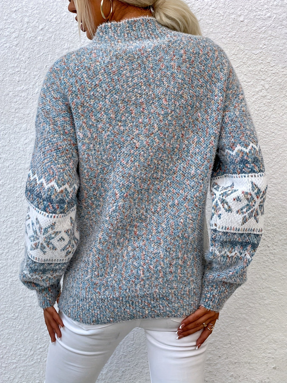 Julesweater dame med snefnugmønster, høj krave og lange ærmer