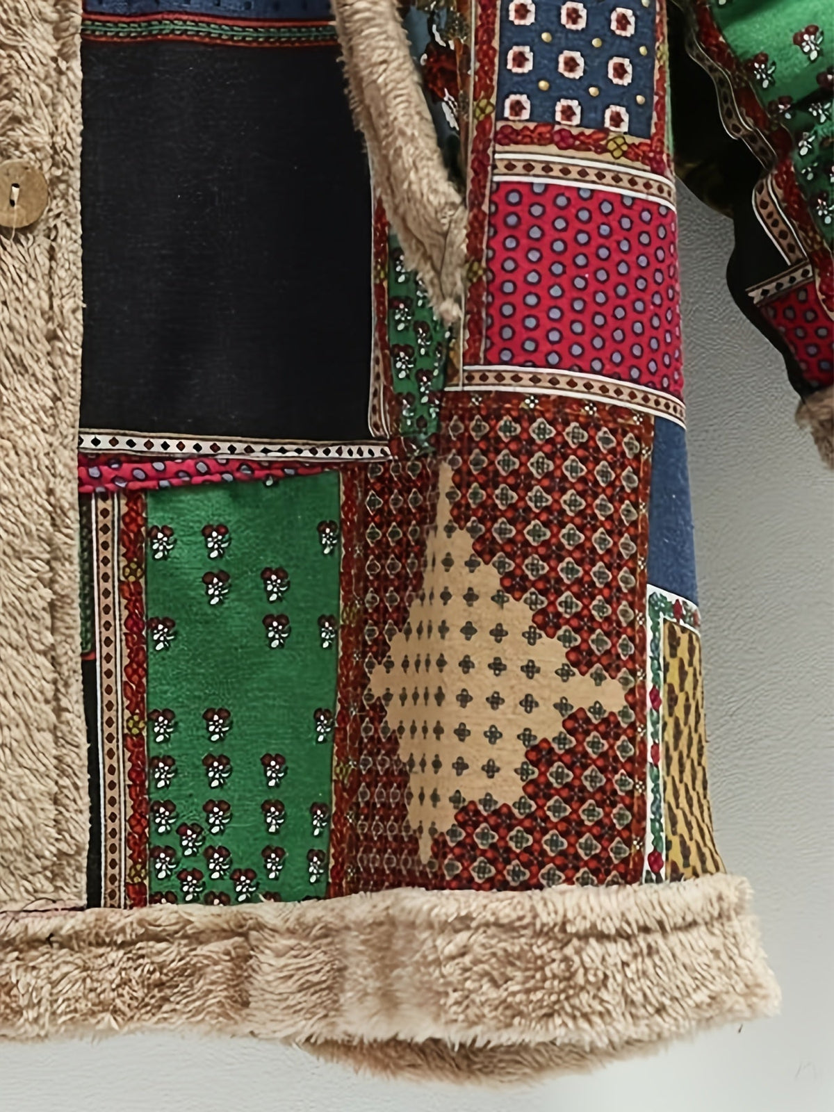 Vinterjakke dame med hætte, knapper og patchwork-mønster
