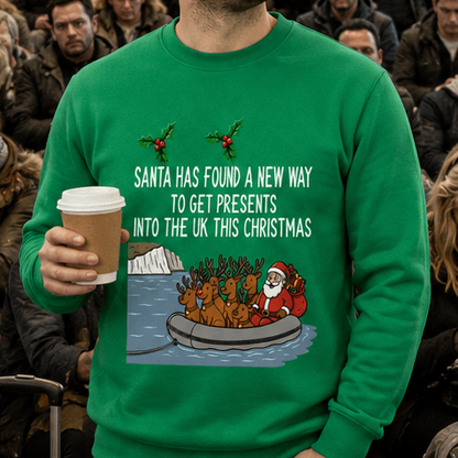 Julesweater med rund hals og tryk af julemand og rensdyr i gummibåd